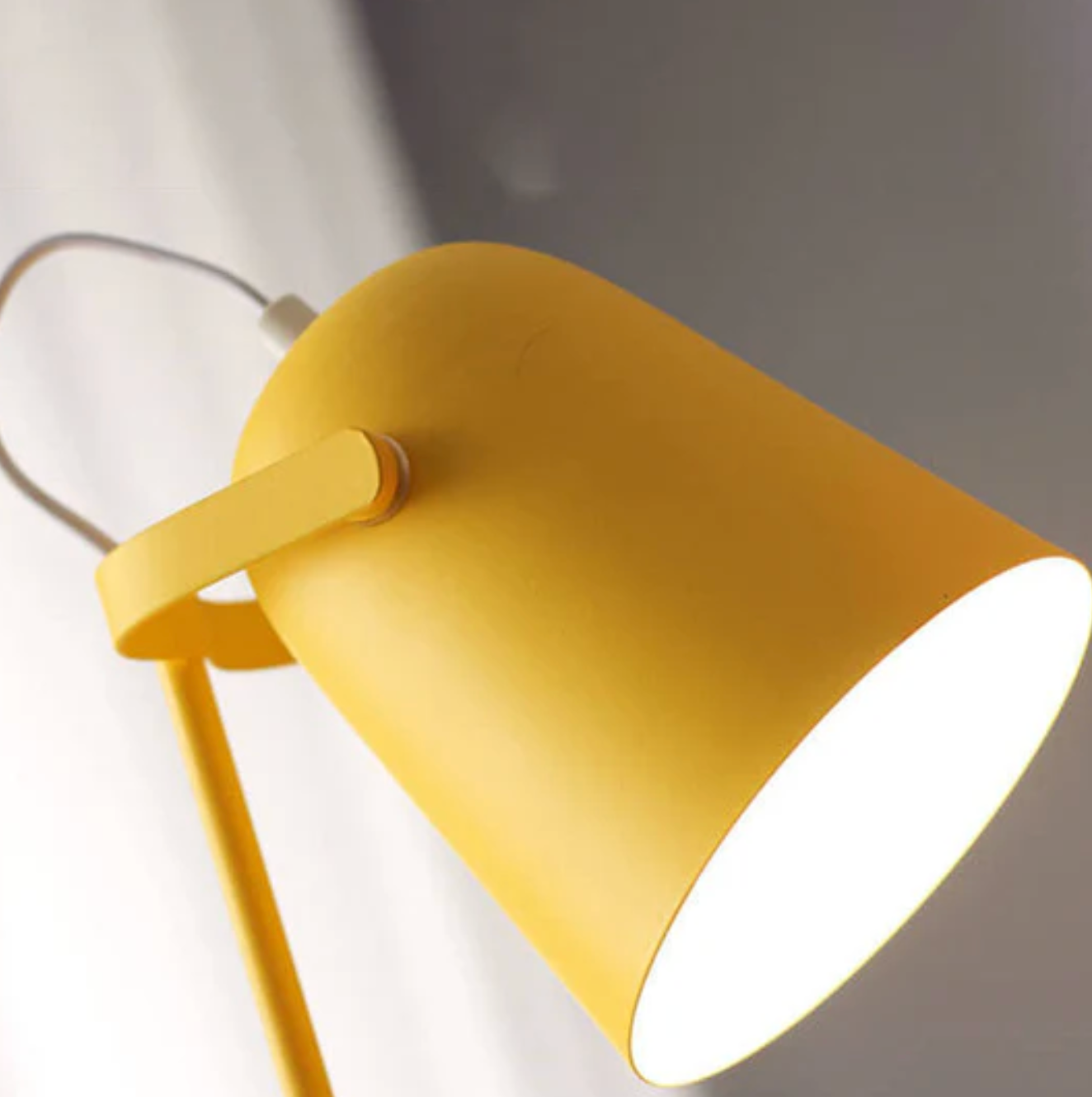 Moderne justerbar bordlampe i metal