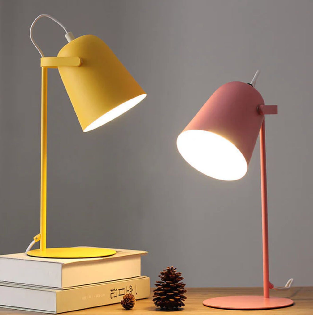 Moderne justerbar bordlampe i metal