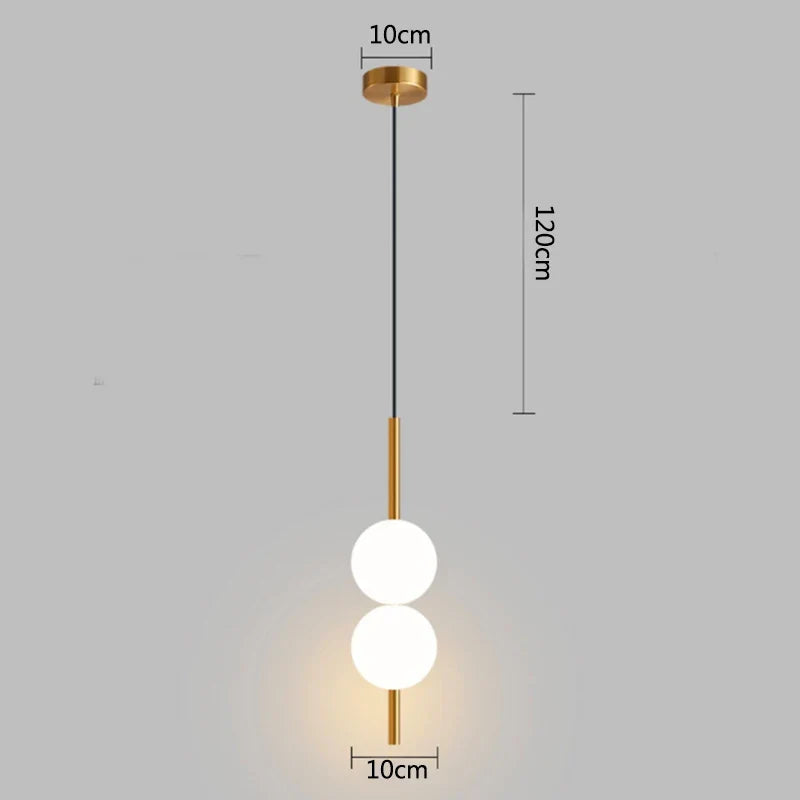 Moderne pendellampe med kugleformet skærm i mat glas