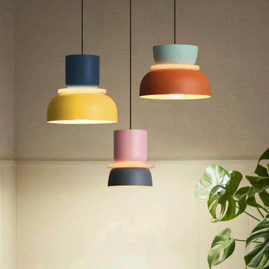 Skandinavisk pendellampe med geometrisk form – farverigt og moderne design
