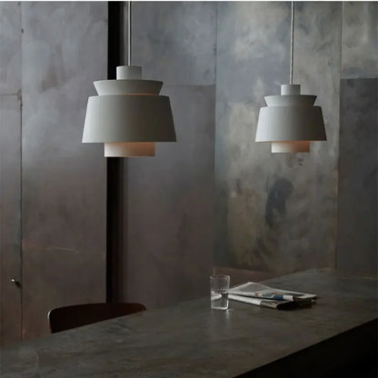 Moderne pendellampe med metalskærm