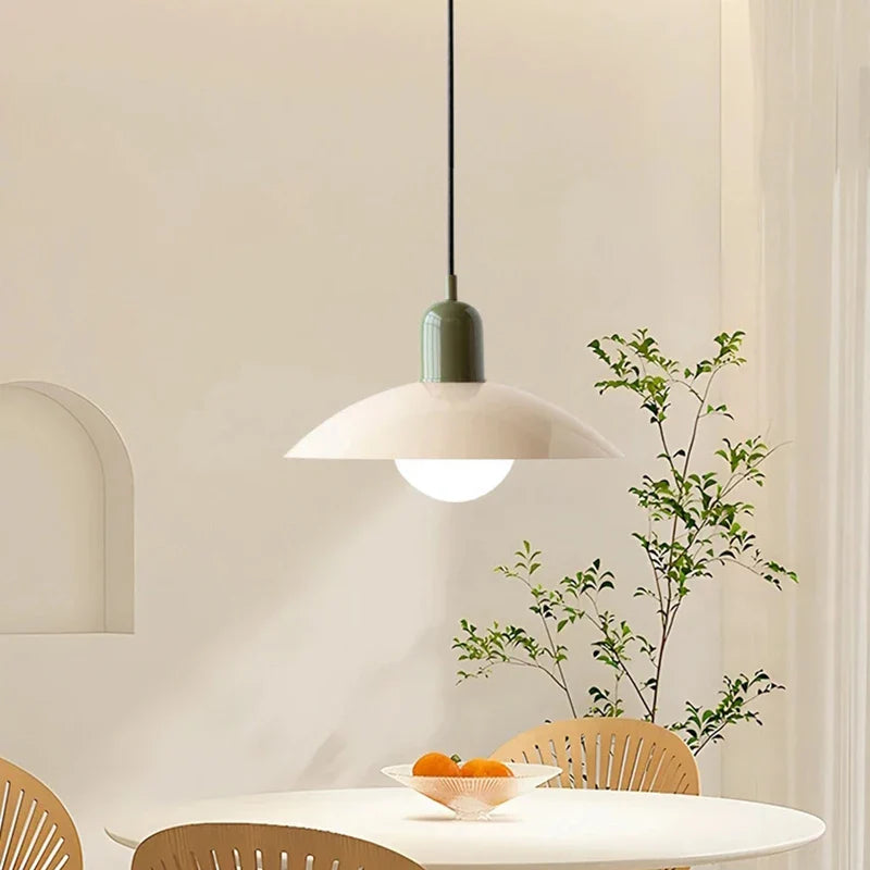 Moderne pendellampe med tofarvet design og Bauhaus-metalskærm