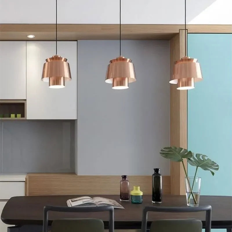 Moderne pendellampe med metalskærm