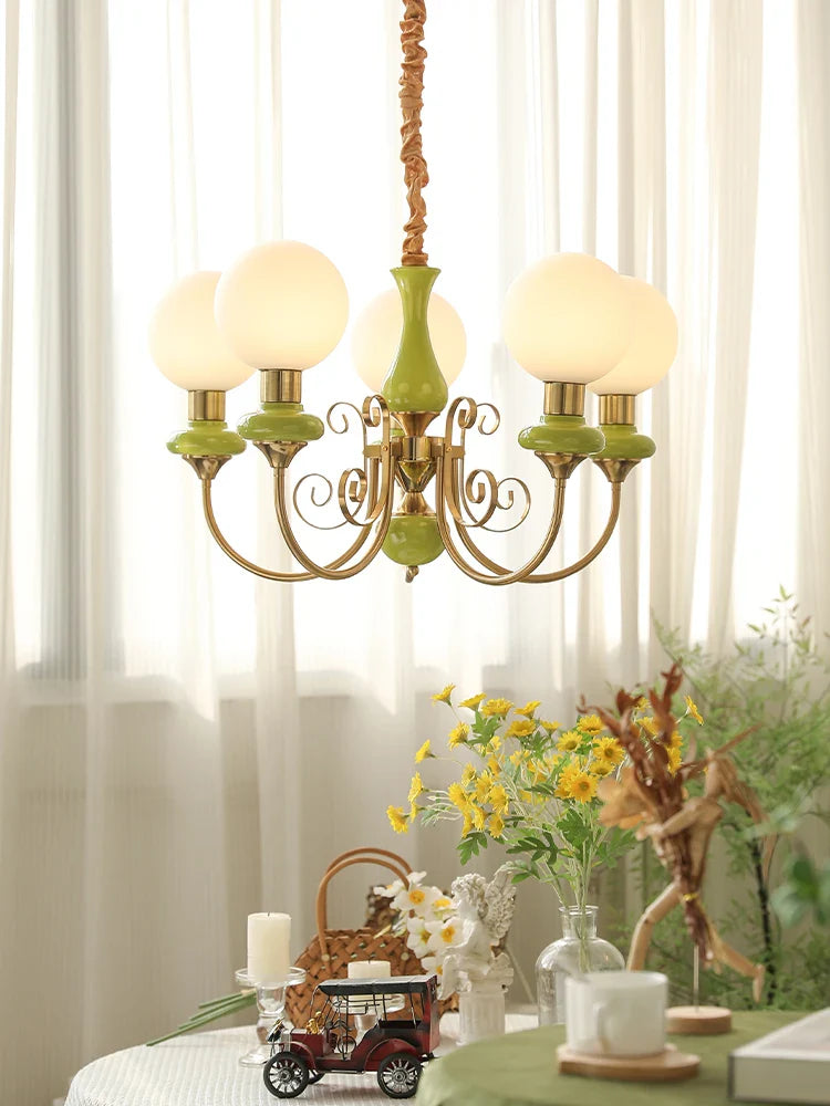 Elegant retro lysekrone med grønne detaljer