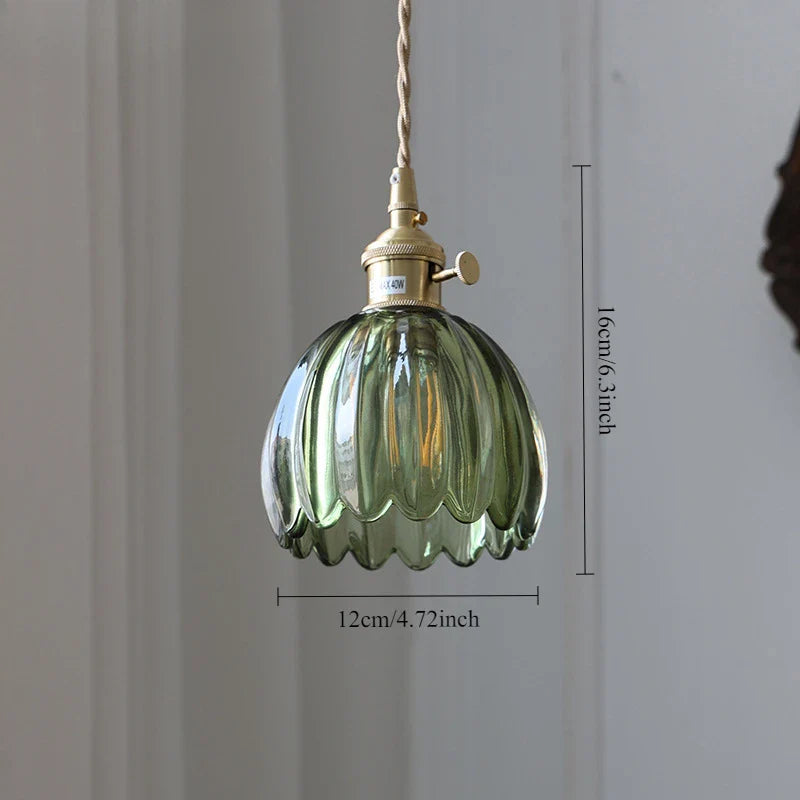 Retro væglampe med tulipanformet glasskærm og guldfinish