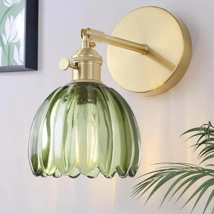 Retro væglampe med tulipanformet glasskærm og guldfinish