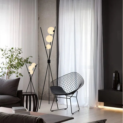 Designer LED Gulvlampe med Månekugleskærme – Bord- og Gulvlampe på Trefod