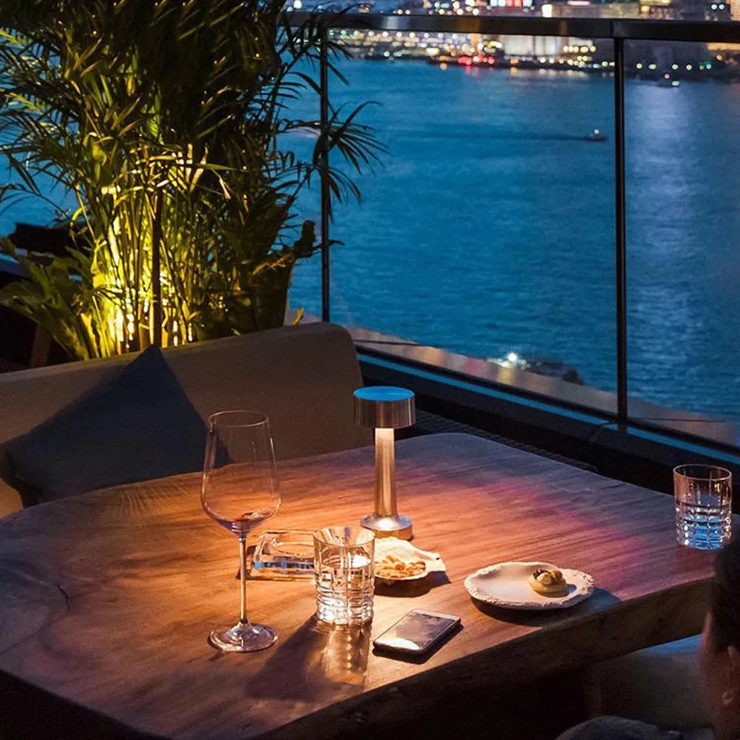 Moderne bordlampe i metal med LED, touch-betjening og varmt lys