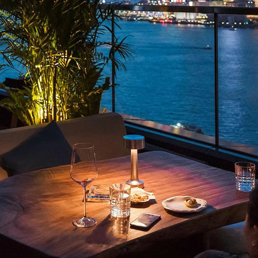 Moderne bordlampe i metal med LED, touch-betjening og varmt lys