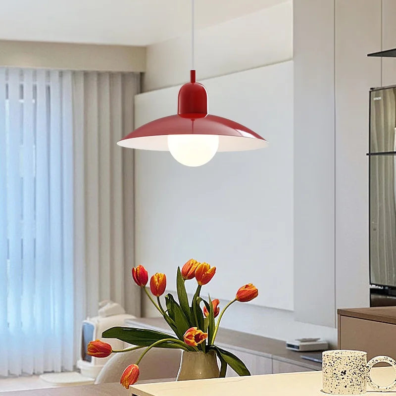 Moderne pendellampe med tofarvet design og Bauhaus-metalskærm
