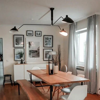 Sort loftlampe med drejelige arme – moderne design