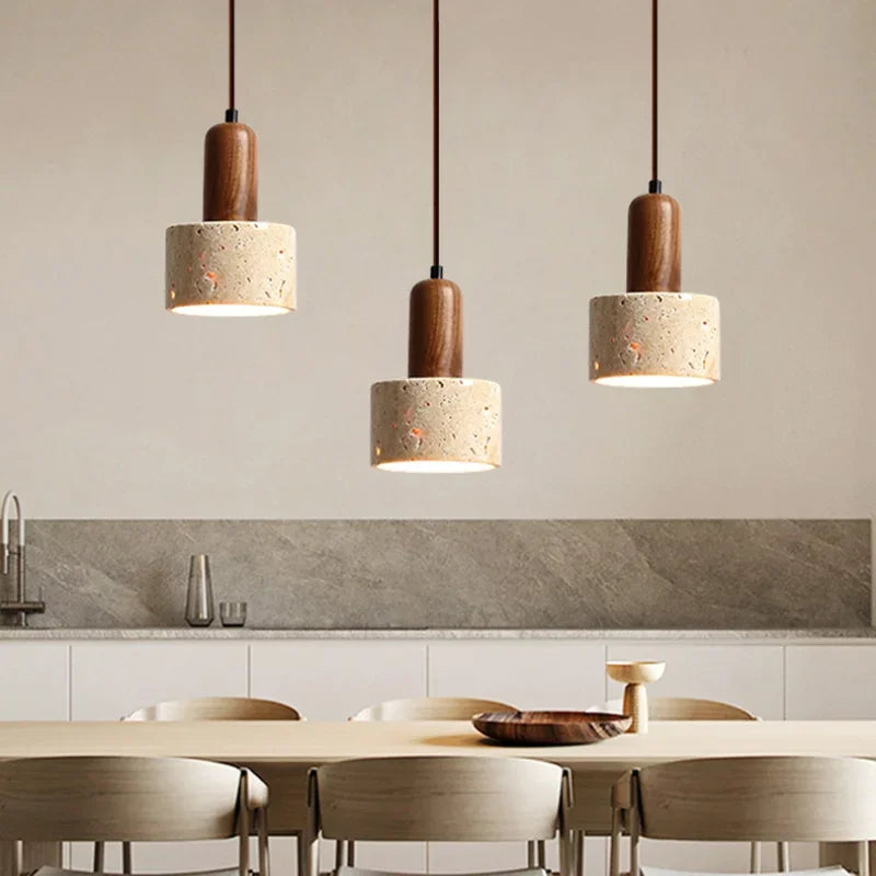 Pendellampe i natursten og træ – moderne loftlampe til køkken eller spisestue