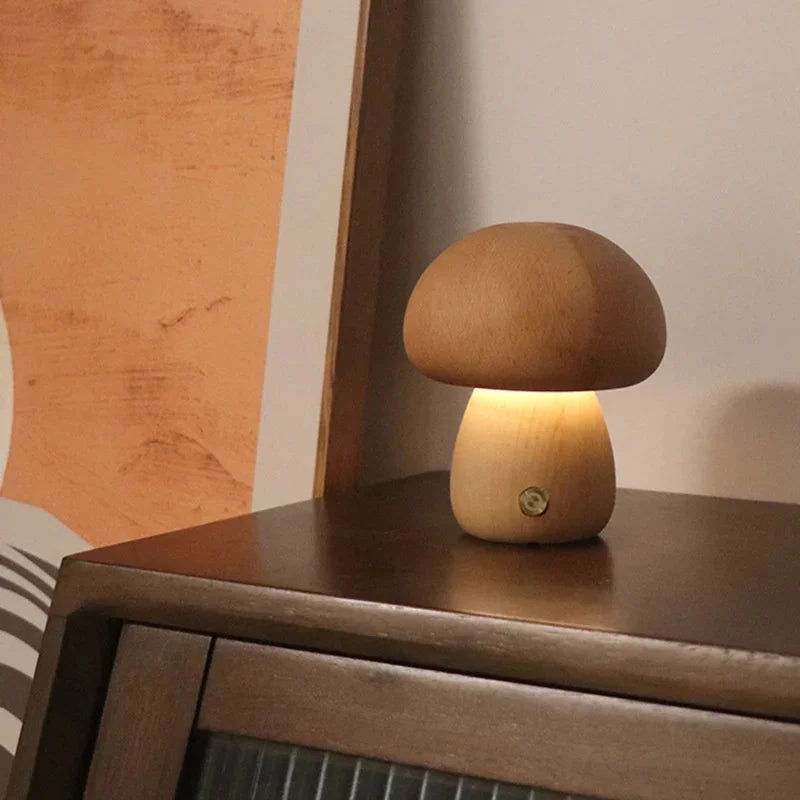 Træ-bordlampe med LED i svampeform – hyggeligt nattelys