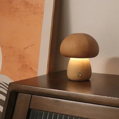 Træ-bordlampe med LED i svampeform – hyggeligt nattelys