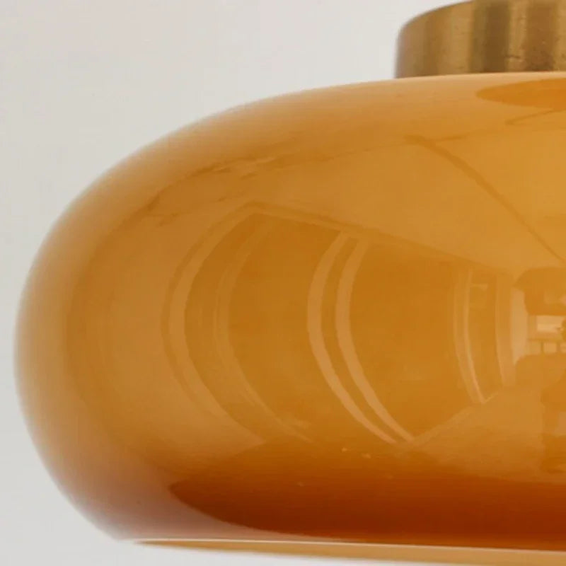 Elegant loftlampe med orange glasskærm i vintage stil