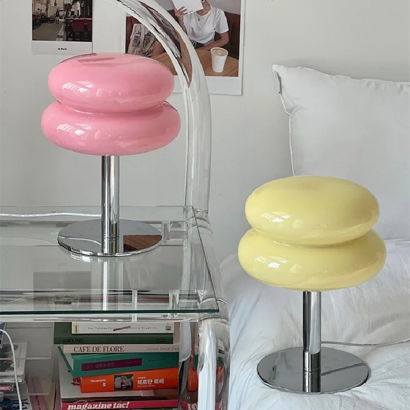 Designer bordlampe med retro-inspireret lampeskærm