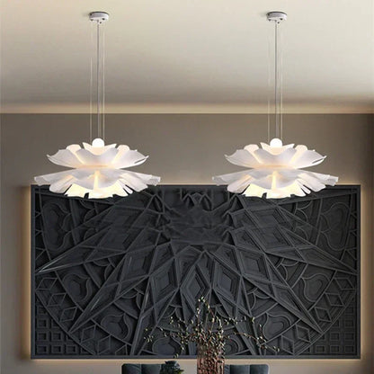 Pendellampe i lotusblomst-design – Dekorativ loftlampe med lagdelt skærm