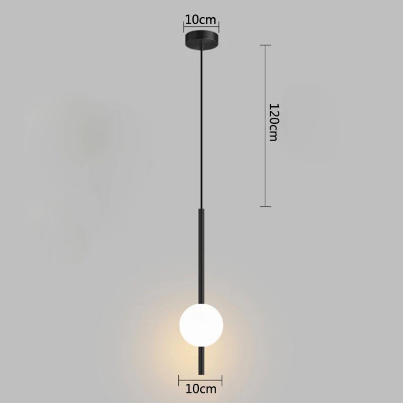 Moderne pendellampe med kugleformet skærm i mat glas