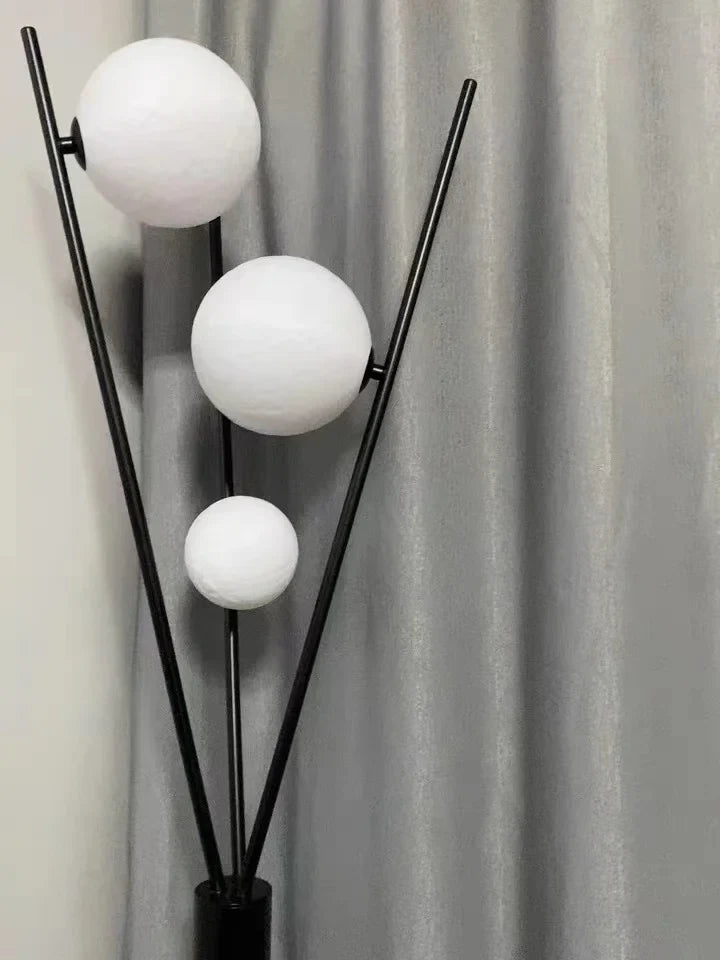 Designer LED Gulvlampe med Månekugleskærme – Bord- og Gulvlampe på Trefod