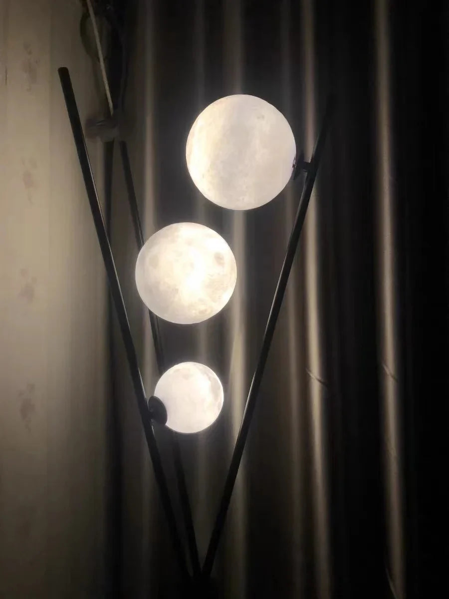 Designer LED Gulvlampe med Månekugleskærme – Bord- og Gulvlampe på Trefod