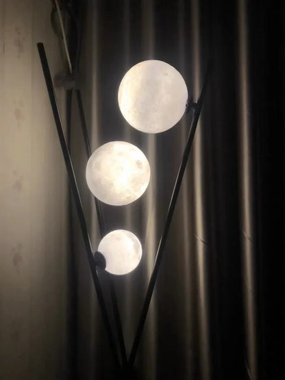 Designer LED Gulvlampe med Månekugleskærme – Bord- og Gulvlampe på Trefod