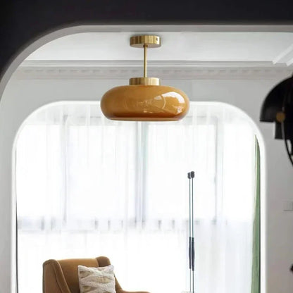 Elegant loftlampe med orange glasskærm i vintage stil