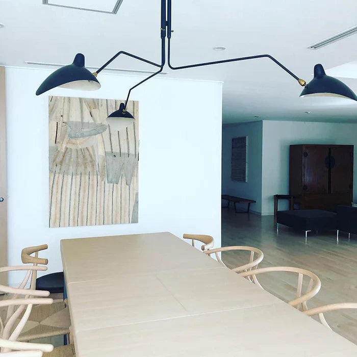 Sort loftlampe med drejelige arme – moderne design