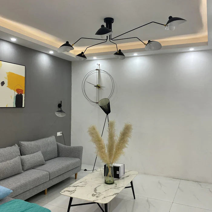 Sort loftlampe med drejelige arme – moderne design