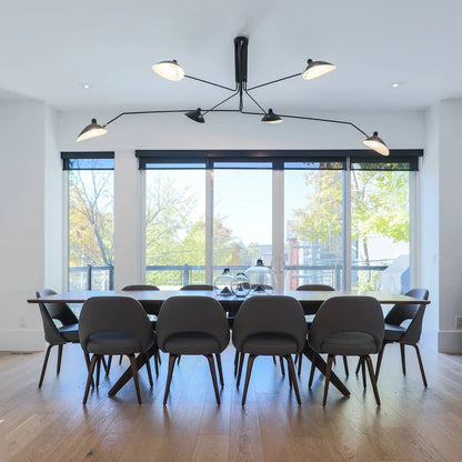 Sort loftlampe med drejelige arme – moderne design