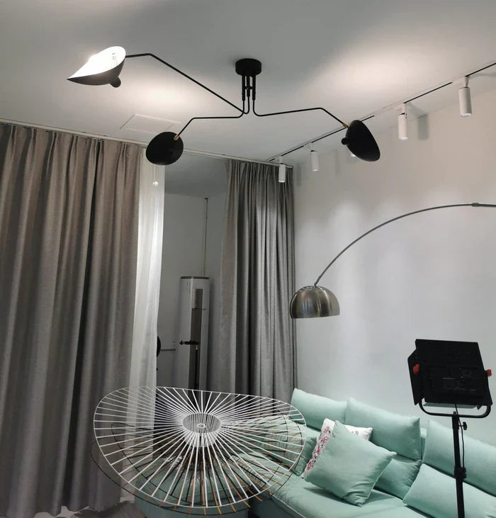 Sort loftlampe med drejelige arme – moderne design