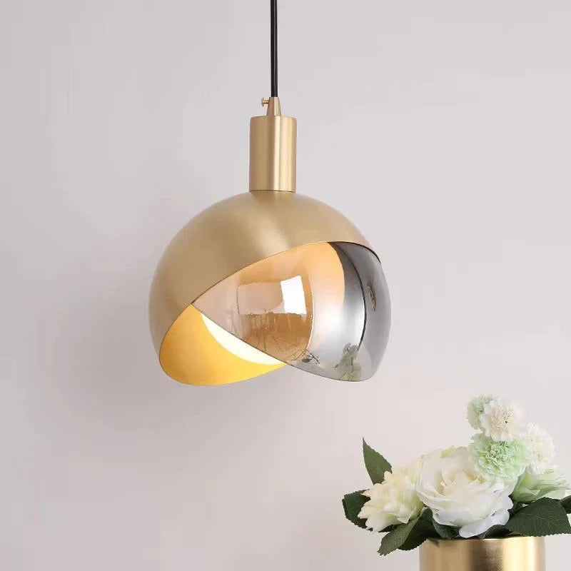 Moderne pendellampe med LED og glasskærm i guld og røget glas
