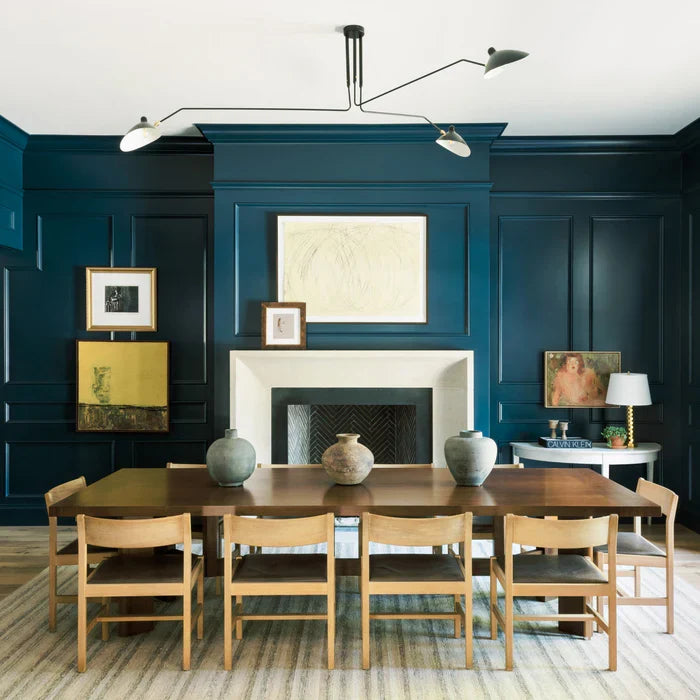 Sort loftlampe med drejelige arme – moderne design