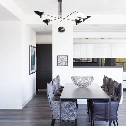 Sort loftlampe med drejelige arme – moderne design