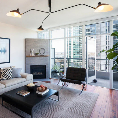 Sort loftlampe med drejelige arme – moderne design