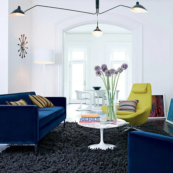 Sort loftlampe med drejelige arme – moderne design