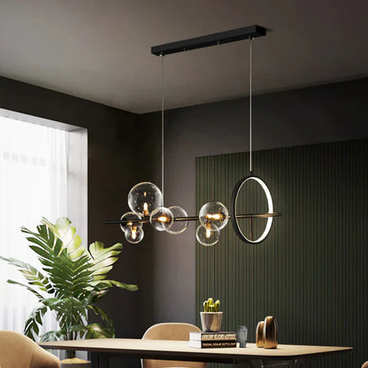 Lineær lysekrone med glaskugler og LED-ring på sort stel