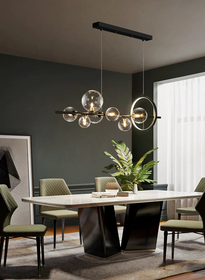 Lineær lysekrone med glaskugler og LED-ring på sort stel