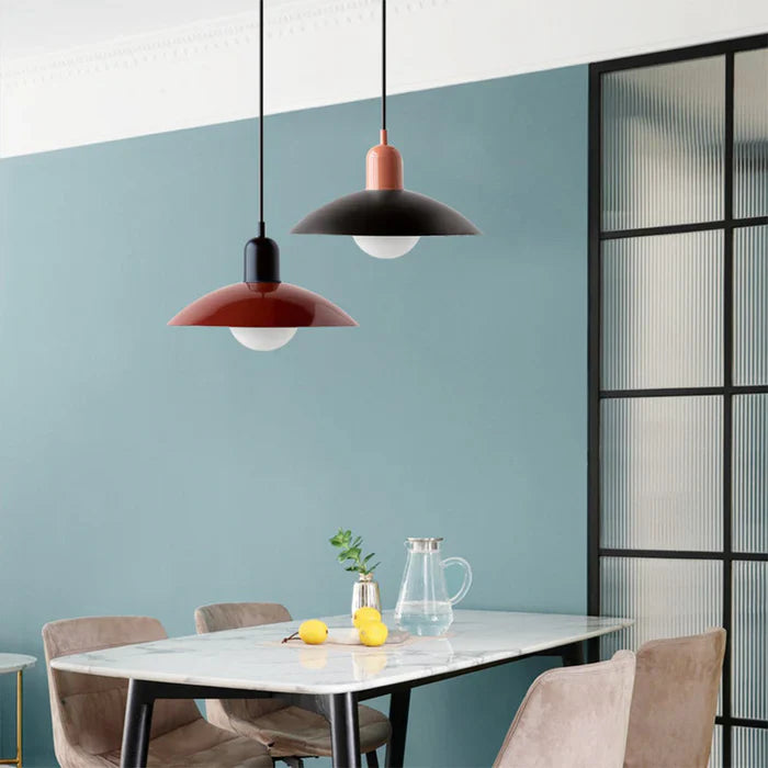 Moderne pendellampe med tofarvet design og Bauhaus-metalskærm