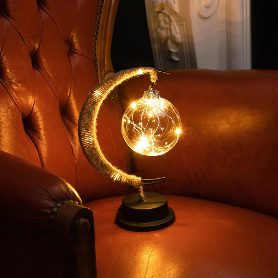 Stemningsfuld LED-bordlampe med glaskugle og halvmåne