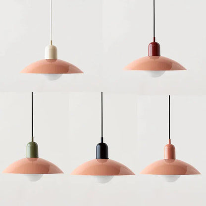 Moderne pendellampe med tofarvet design og Bauhaus-metalskærm