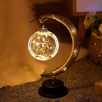 Stemningsfuld LED-bordlampe med glaskugle og halvmåne