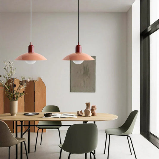 Moderne pendellampe med tofarvet design og Bauhaus-metalskærm