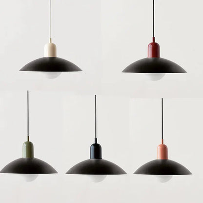Moderne pendellampe med tofarvet design og Bauhaus-metalskærm