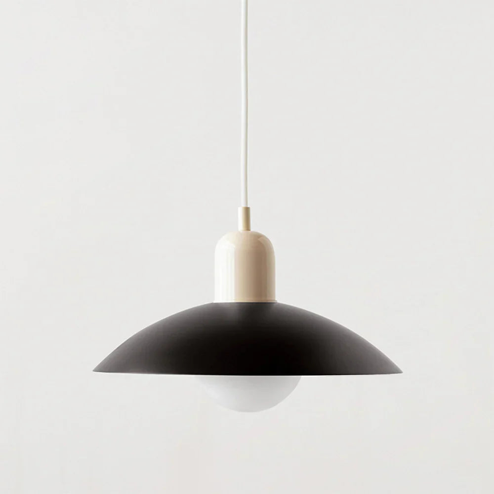 Moderne pendellampe med tofarvet design og Bauhaus-metalskærm