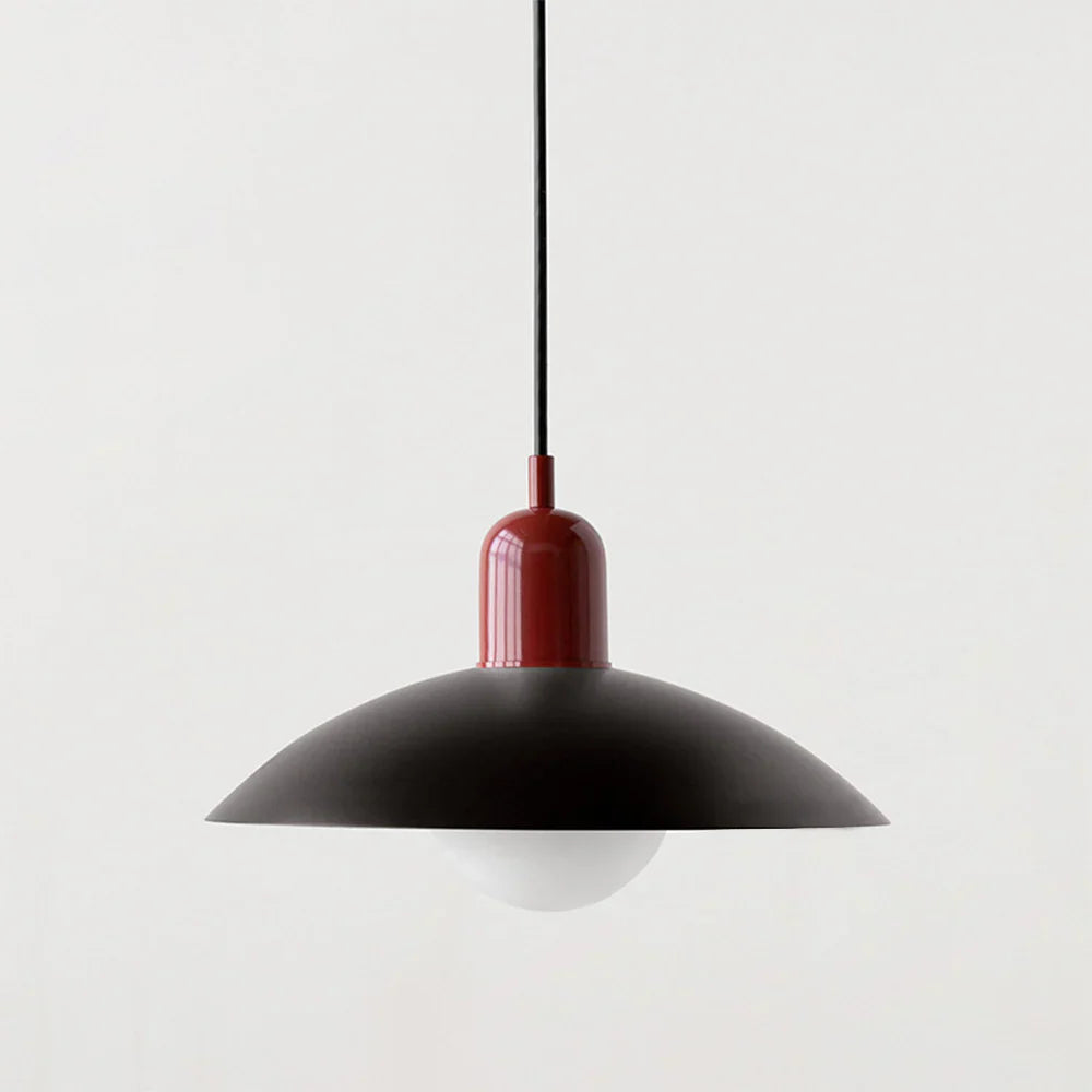 Moderne pendellampe med tofarvet design og Bauhaus-metalskærm