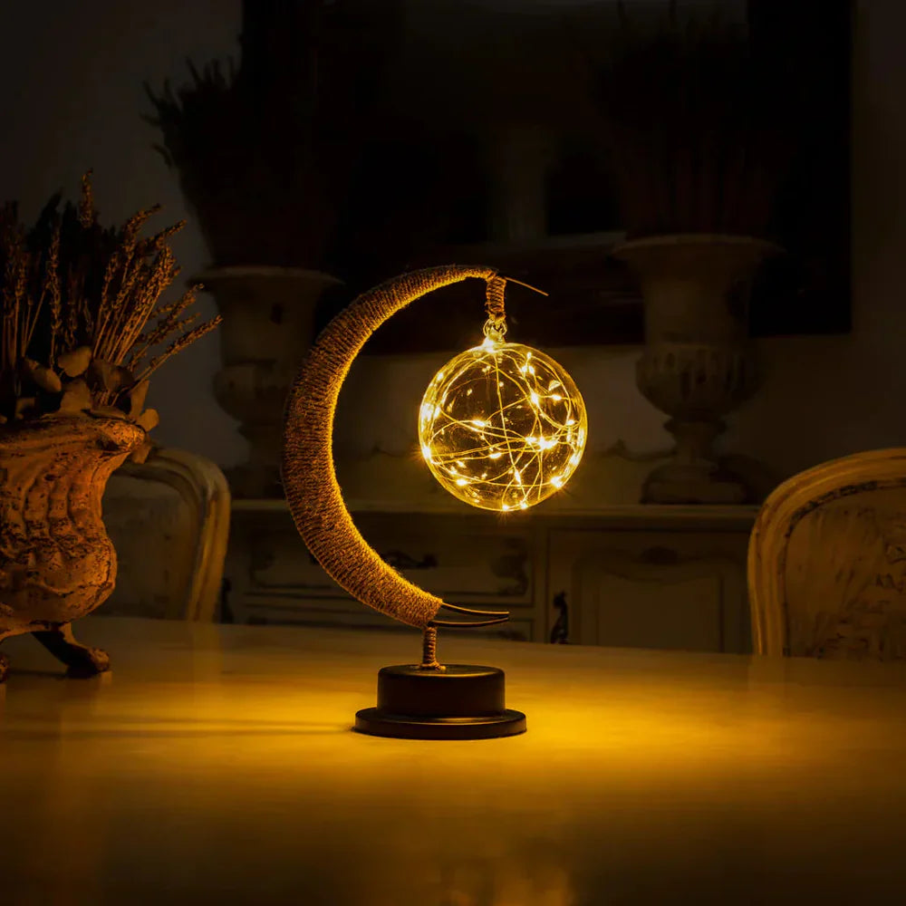 Stemningsfuld LED-bordlampe med glaskugle og halvmåne