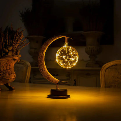 Stemningsfuld LED-bordlampe med glaskugle og halvmåne