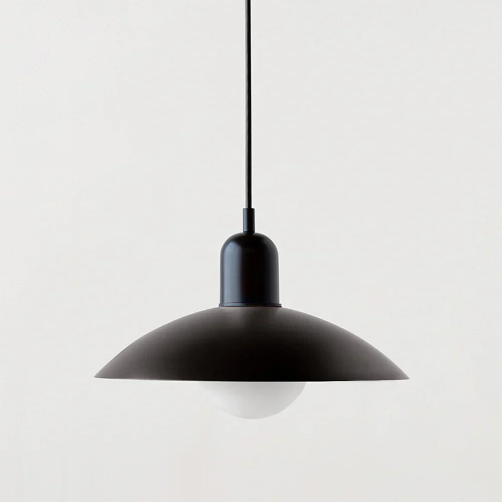Moderne pendellampe med tofarvet design og Bauhaus-metalskærm