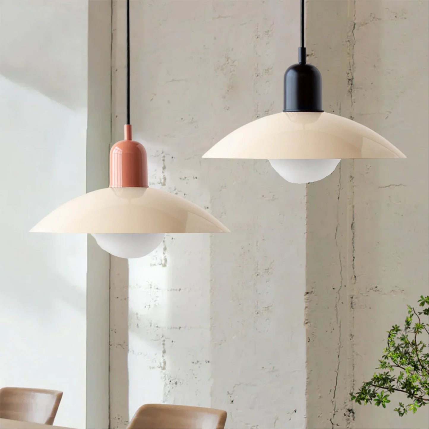 Moderne pendellampe med tofarvet design og Bauhaus-metalskærm