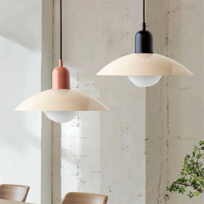 Moderne pendellampe med tofarvet design og Bauhaus-metalskærm
